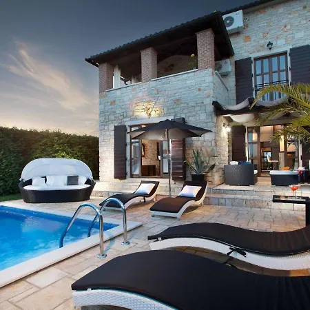 Villa Beautiful In With Private Pool Poreč